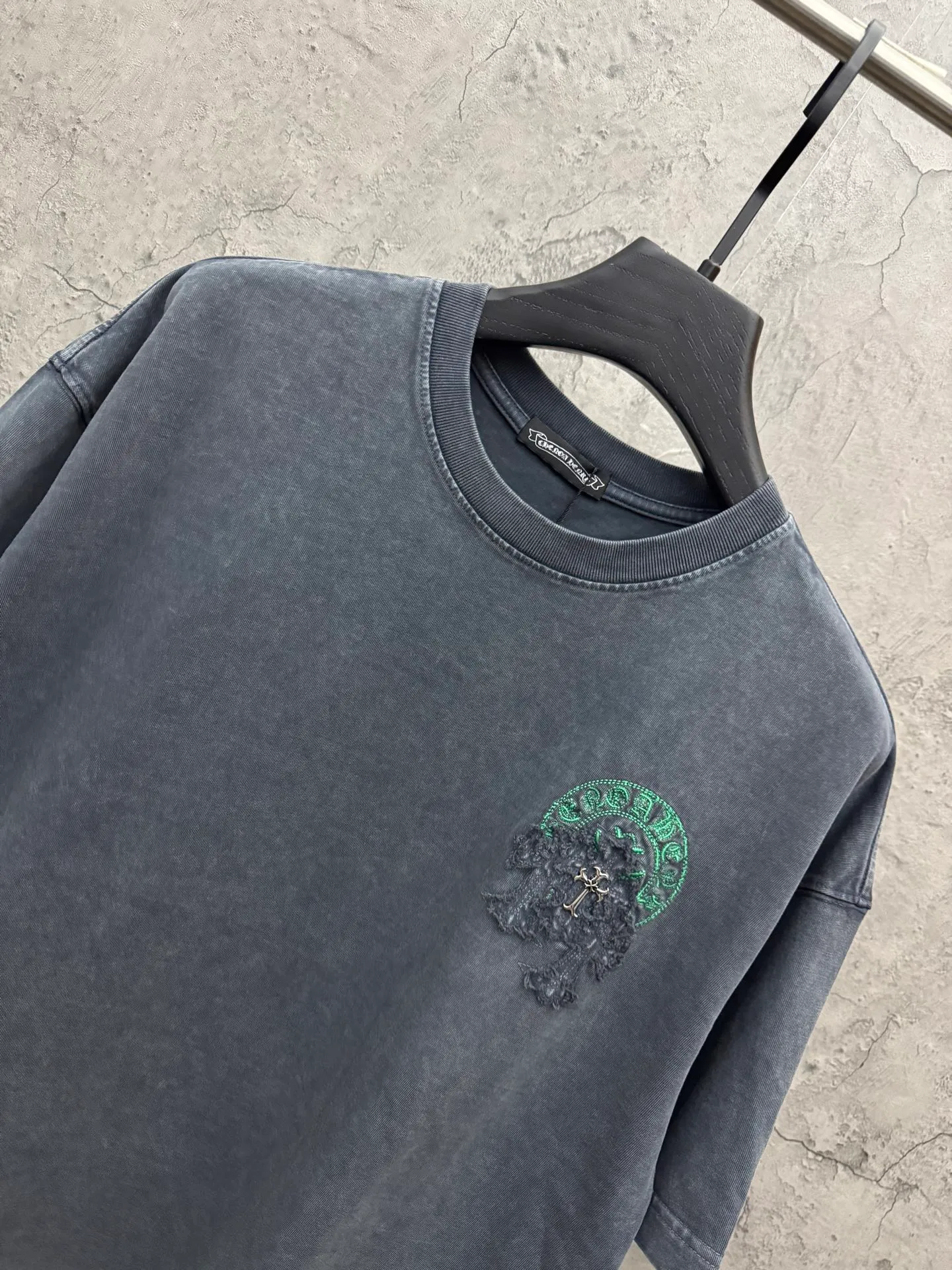 P240 top version, real shot without P, ​​different from market currency) 𝗖𝗵𝗿𝗼𝗺𝗲 𝗛𝗲𝗮𝗿𝘁𝘀/Croxin 2026 spring new original single counter American washed patch embroidered couple short sleeves 👑The highest version! Customized fabric 320 grams, washed and fried. Best-selling model at the counter. Very comfortable to wear. Accessories: Original molded and authenticated collar label➕100% silk wash label. Genuine purchase-grade original hangtag➕matching hanging rope➕3D hanging beads➕original packaging bag. Craftsmanship: The original version has consistent wiring! The highest version of the armhole matching technique! Color: Gray Black Size: S M L XL Style No.: 6616